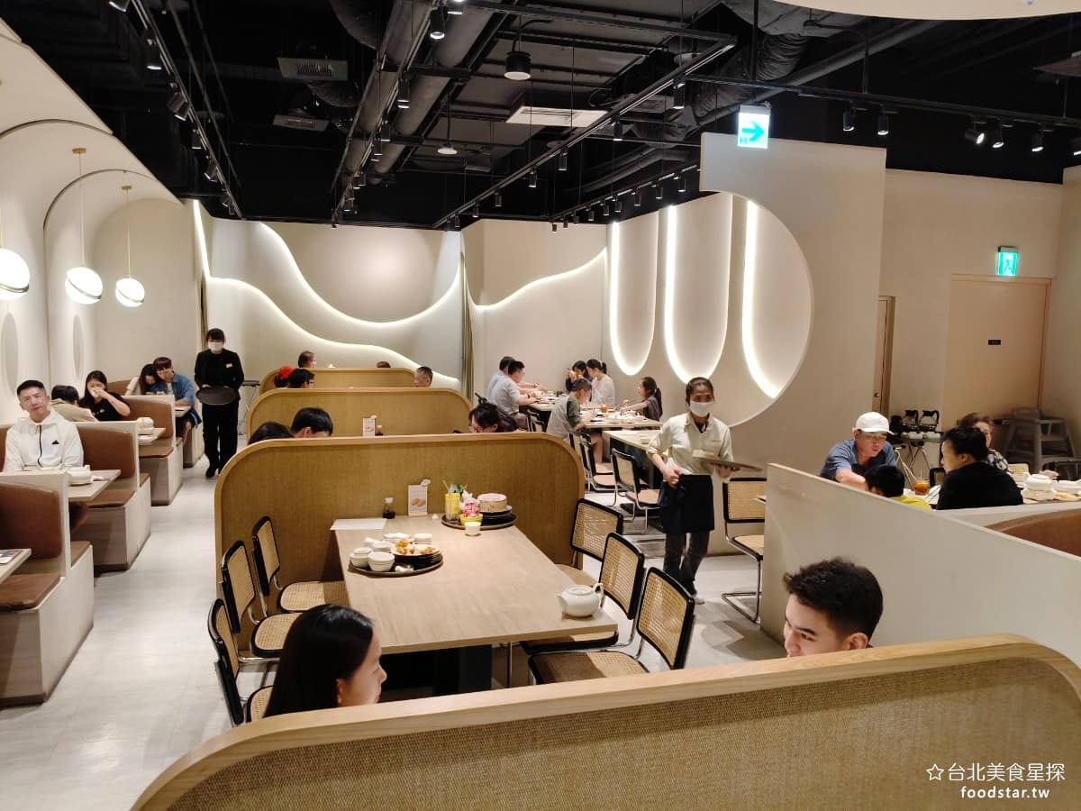 華漾DIM SUM 忠泰樂生活店 忠泰樂生活店菜單 忠泰樂生活店推薦 中山區美食 中山美食 走進忠泰店第一眼會被空間設計吸引,整體以柔和的米白色調為主,搭配圓弧線條與流線型牆面,燈光偏溫潤,看起來很舒服,不會有壓迫感。裝潢以「用心看得見」為主題,設計靈感來自蒸籠冒出的煙霧,用流線型的線條貫穿整個空間。 @台北美食星探
