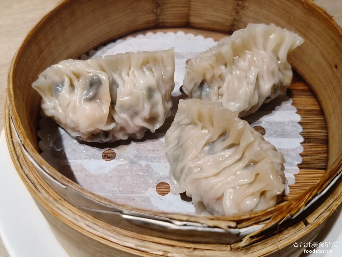華漾DIM SUM 忠泰樂生活店 忠泰樂生活店菜單 忠泰樂生活店推薦 中山區美食 中山美食 錦繡魚翅餃 外皮口感比較札實,同時也比較乾一點,裡面吃的到蝦仁和黑木耳,味道比較豐富,不會只有單純蝦味,那麼單調。 @台北美食星探