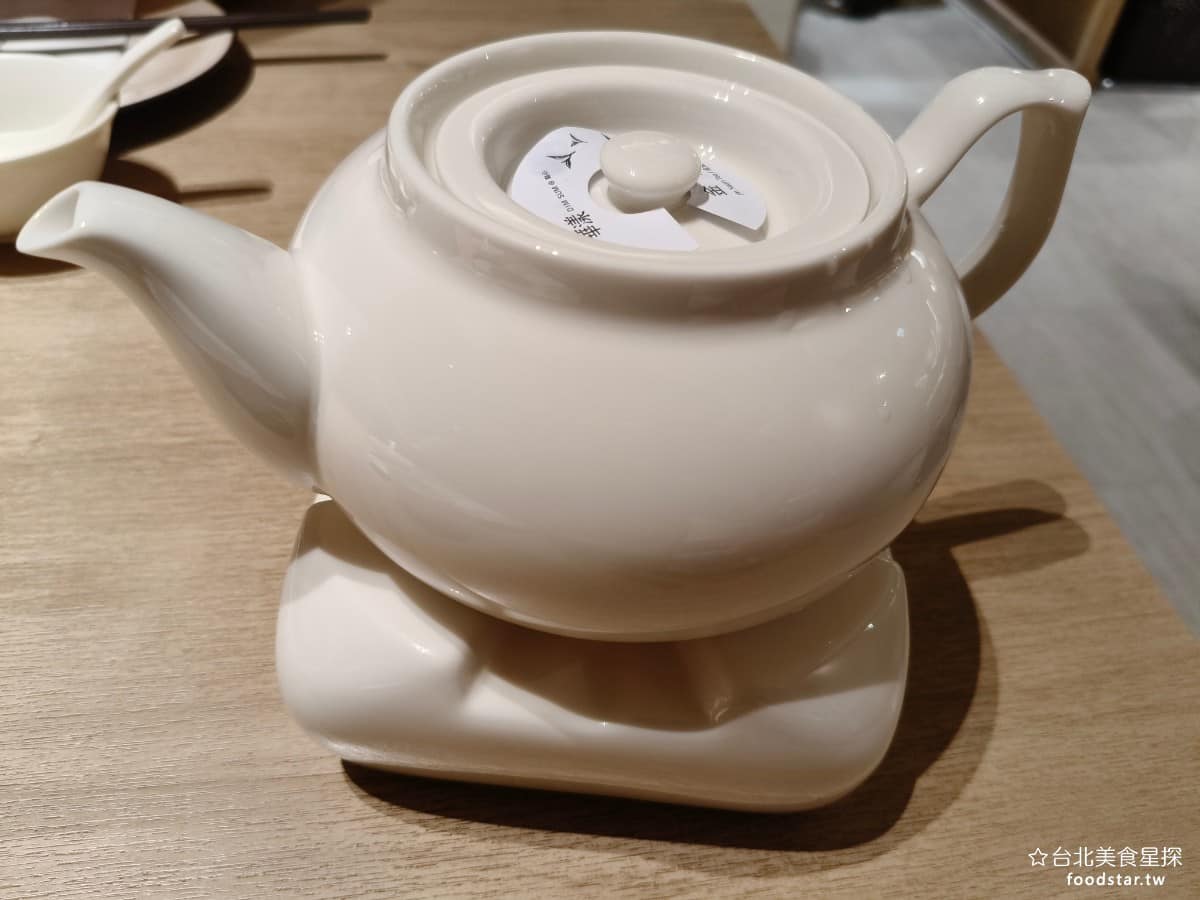 華漾DIM SUM 忠泰樂生活店 忠泰樂生活店菜單 忠泰樂生活店推薦 中山區美食 中山美食 金萱茶 喝起來清爽解膩,建議要點一壺,因為某些港點吃起來會比較油膩。 @台北美食星探