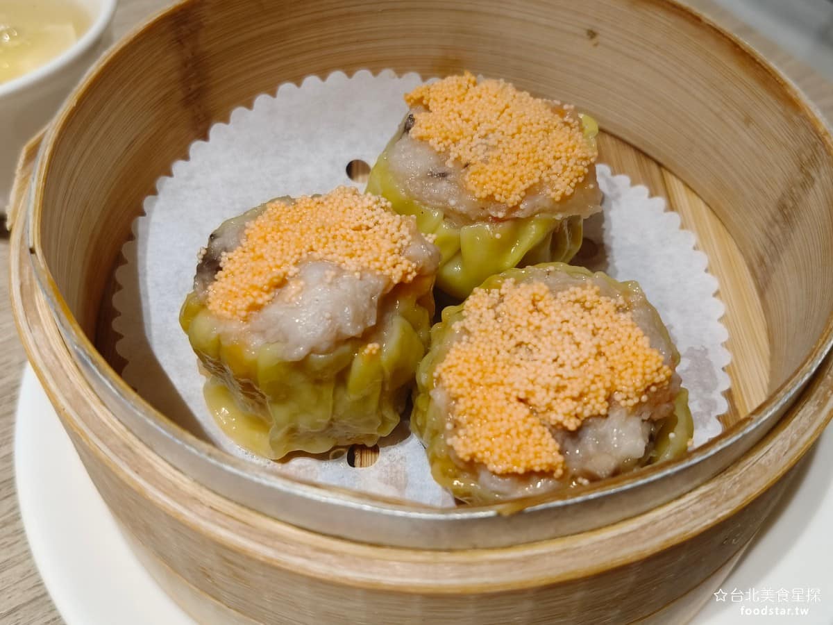 華漾DIM SUM 忠泰樂生活店 忠泰樂生活店菜單 忠泰樂生活店推薦 中山區美食 中山美食 鮮蝦燒賣皇 尺寸非常大顆,蝦味很濃郁,上面還有魚卵,豬肉內餡調味充足,整體吃起來很有水準,只是口感好像偏硬一些。 @台北美食星探