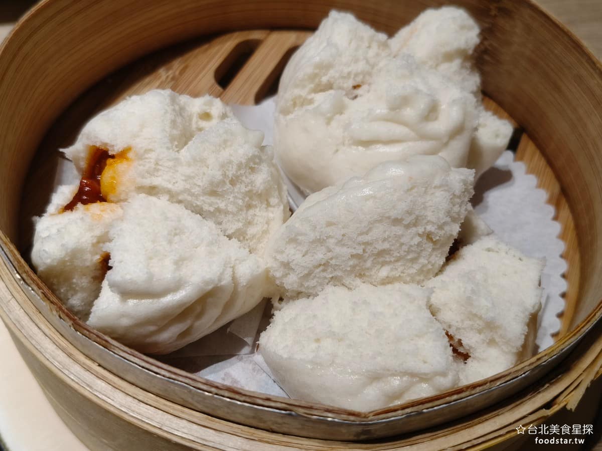 華漾DIM SUM 忠泰樂生活店 忠泰樂生活店菜單 忠泰樂生活店推薦 中山區美食 中山美食 蜜汁叉燒包 外皮蒸得鬆軟,撥開後是帶蜜汁色澤的叉燒餡,鹹鹹甜甜均衡的甜度,趁熱吃口感最好,接受度算比較高的一道。 @台北美食星探