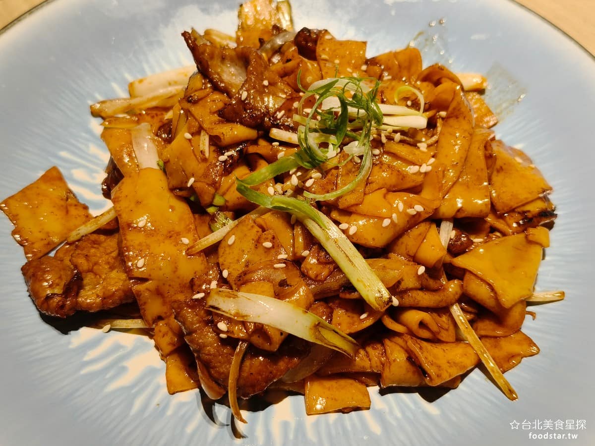 華漾DIM SUM 忠泰樂生活店 忠泰樂生活店菜單 忠泰樂生活店推薦 中山區美食 中山美食 乾炒牛河 河粉炒得帶醬色,可以吃到牛肉香氣、豆芽和蔥段,濕度控制得宜,帶有一點鍋氣,份量適合大家分食,是桌上常見的主食選擇。 @台北美食星探
