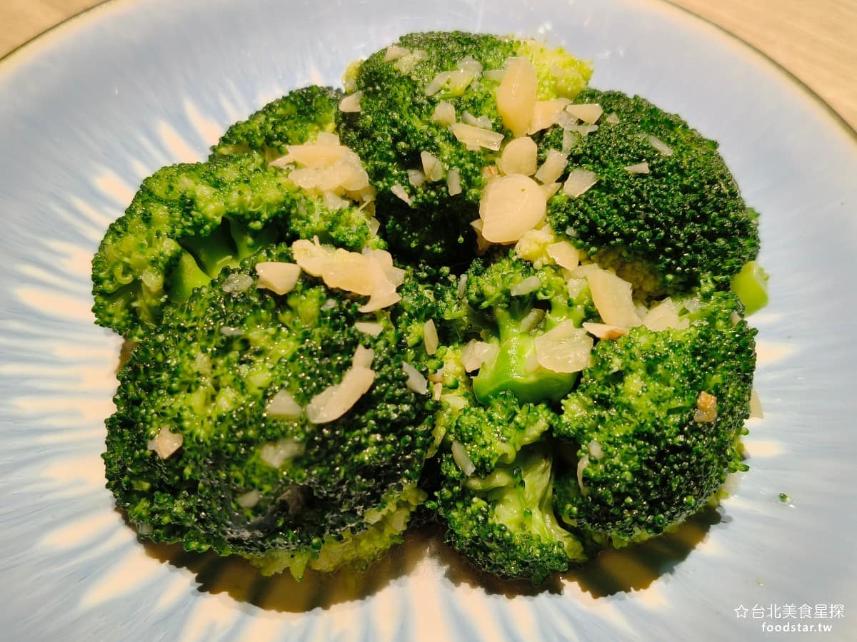 華漾DIM SUM 忠泰樂生活店 忠泰樂生活店菜單 忠泰樂生活店推薦 中山區美食 中山美食 芙蓉西蘭花 味道非常的清爽,沒有過多的調味,但加了非常多的蒜,軟硬度控制的剛剛好,吃起來口感帶脆,非常能夠解膩。 @台北美食星探