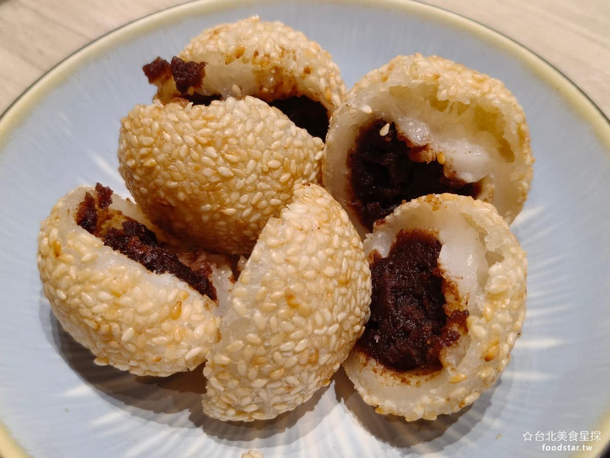 華漾DIM SUM 忠泰樂生活店 忠泰樂生活店菜單 忠泰樂生活店推薦 中山區美食 中山美食 豆沙棗泥芝麻球 裡面包有滿滿的豆沙,吃起來甜味充足,外皮有炸過,剛上桌非常燙口,但還是要趁熱吃,不然冷了變很硬,做為飯後點心還不錯,只是炸過的還是會比較油。 @台北美食星探