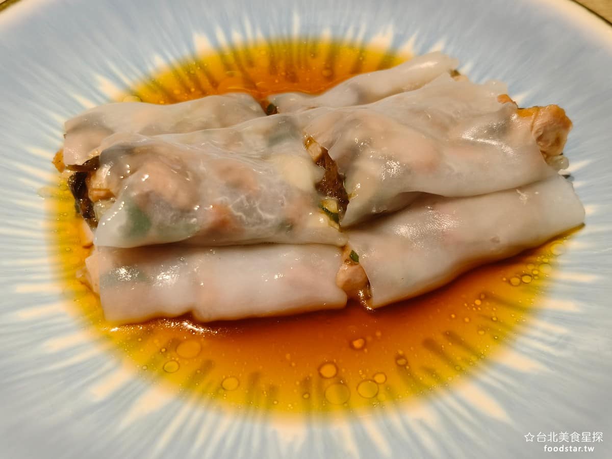 華漾DIM SUM 忠泰樂生活店 忠泰樂生活店菜單 忠泰樂生活店推薦 中山區美食 中山美食 梅菜叉燒腸粉 腸粉皮滑嫩,帶著米香跟濕潤感,內餡是叉燒,搭配梅菜甜鹹味交織,醬汁不會搶過腸粉本身的口感。 @台北美食星探