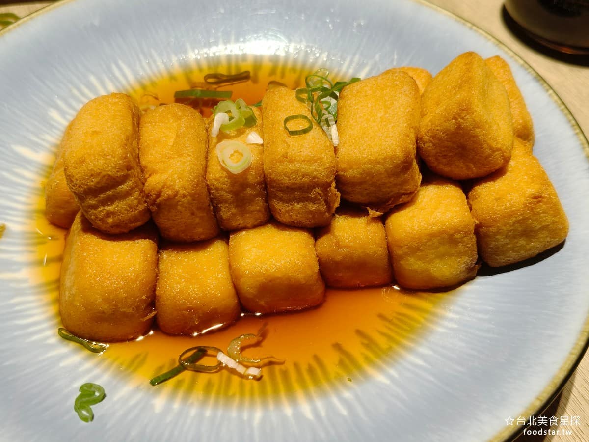 華漾DIM SUM 忠泰樂生活店 忠泰樂生活店菜單 忠泰樂生活店推薦 中山區美食 中山美食 脆皮嫩豆腐 這是我們每次來都會點的,雖然說是脆皮,但其實外皮沒有到很脆,淋上特製的醬汁後會吸飽醬汁,連著外皮一起吃,會非常入味。 @台北美食星探