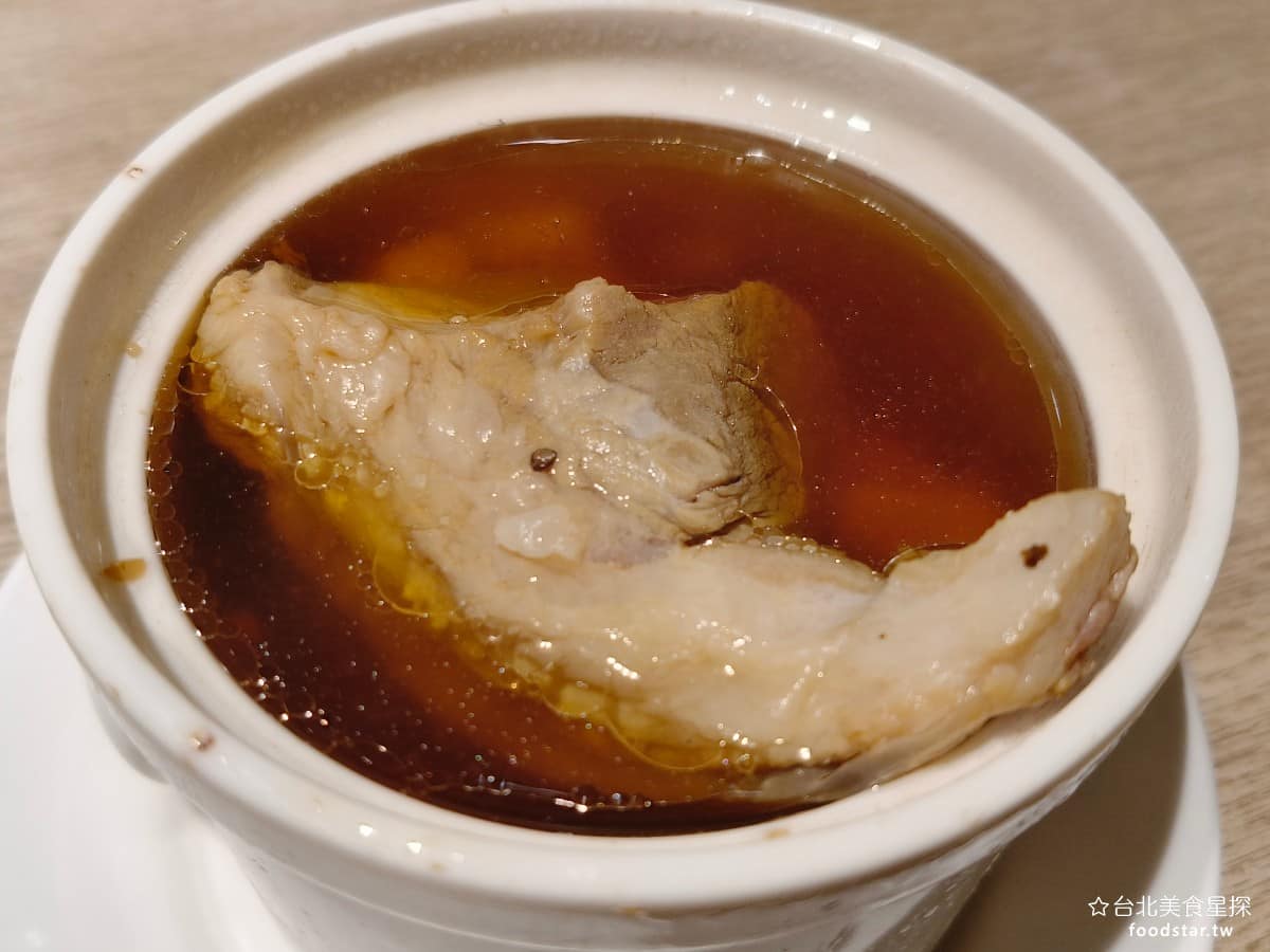 華漾DIM SUM 忠泰樂生活店 忠泰樂生活店菜單 忠泰樂生活店推薦 中山區美食 中山美食 蟲草菇燉軟 中藥味濃郁,湯頭ㄏ起來不會太鹹,中間是燉軟排骨,排骨肉質處理得很好,意外的軟嫩好吃。 @台北美食星探