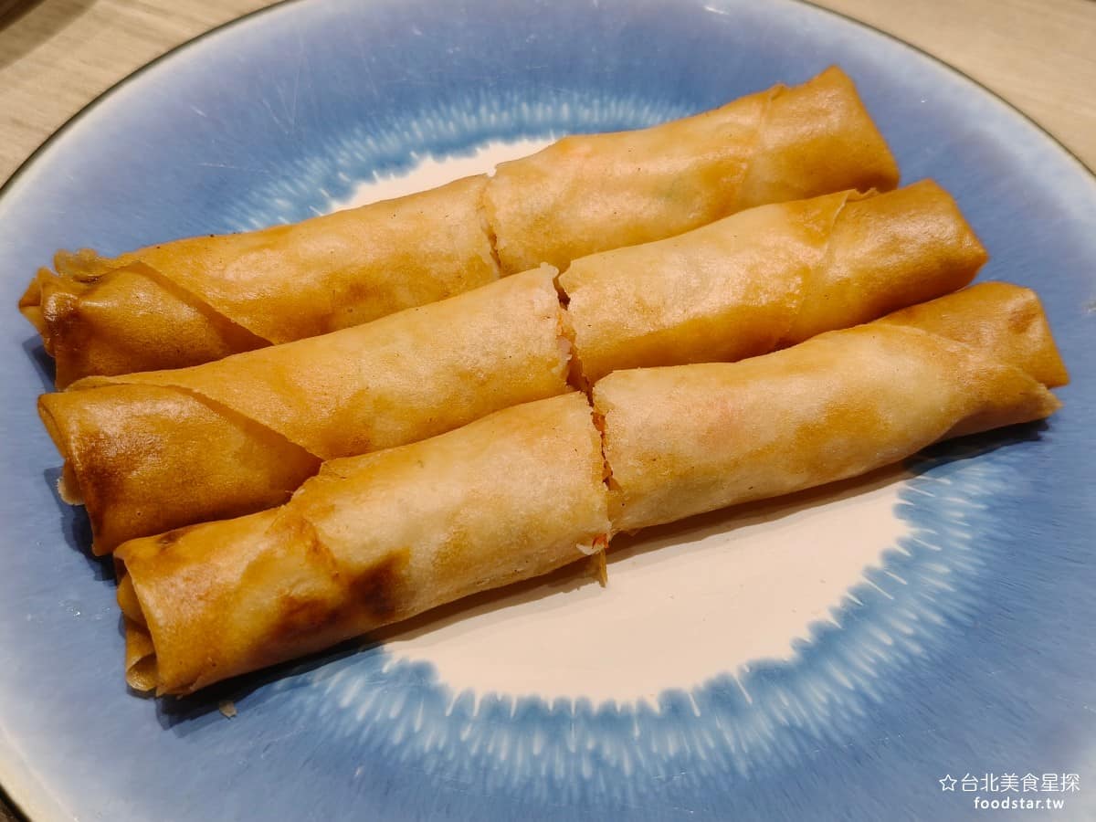 華漾DIM SUM 忠泰樂生活店 忠泰樂生活店菜單 忠泰樂生活店推薦 中山區美食 中山美食 生蒜鮮蝦春捲 裡面包有蝦仁和大蒜,吃起來蒜味不會太重,味道像是春捲,但蝦味更重,外皮非常脆,只是口感略微硬。 @台北美食星探
