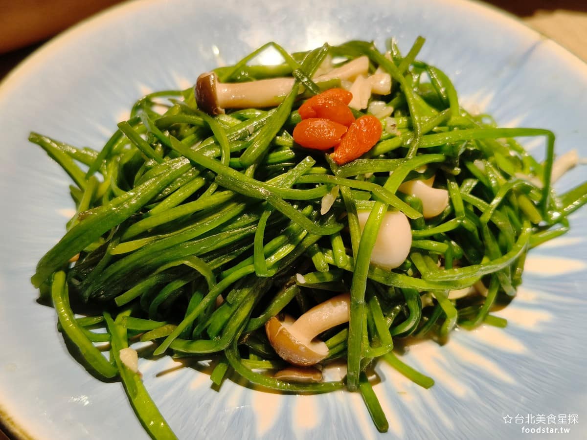 華漾DIM SUM 忠泰樂生活店 忠泰樂生活店菜單 忠泰樂生活店推薦 中山區美食 中山美食 雜菇炒水蓮 有搭配香菇一起炒,所以還吃得到一些香菇味,也加了一些大蒜,會比單吃水蓮更有層次。火候控制得很好,保佑水蓮的脆度,吃起來會比較油一點,但算可以接受的範圍。 @台北美食星探