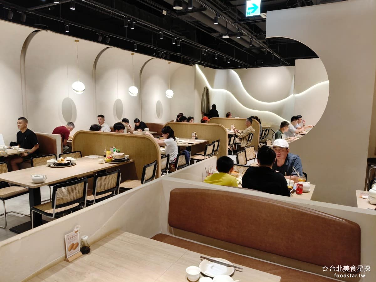 華漾DIM SUM 忠泰樂生活店 忠泰樂生活店菜單 忠泰樂生活店推薦 中山區美食 中山美食 座位安排也有做區隔,一般桌席之外,還設有比較像半包廂的沙發座位,桌距抓得不算緊,可以慢慢吃飯聊天,不用擔心隔壁桌太靠近。 @台北美食星探