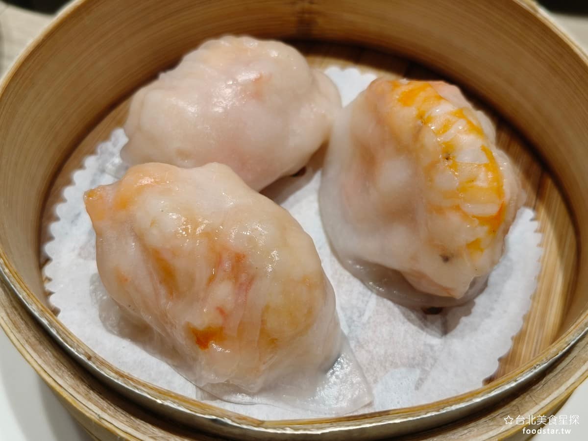 華漾DIM SUM 忠泰樂生活店 忠泰樂生活店菜單 忠泰樂生活店推薦 中山區美食 中山美食 水晶鮮蝦餃 外皮薄且透光,蒸熟後可以看到裡頭蝦肉的粉橘色澤,內餡用蝦漿搭配整隻蝦段組成,咬下去皮的口感偏Q彈,蝦餡鮮甜紮實,調味不算重,蝦子本身的味道很明顯。 @台北美食星探