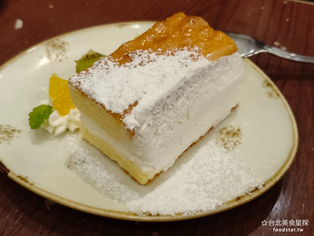 Skylark洋食‧芳鄰東湖康寧店 Skylark洋食‧芳鄰東湖康寧店菜單 卡帕西卡泡芙蛋糕 表皮帶著淡淡的焦味，奶油的比例也恰到好處，搭配著飲料一起吃非常舒服。 @台北美食星探