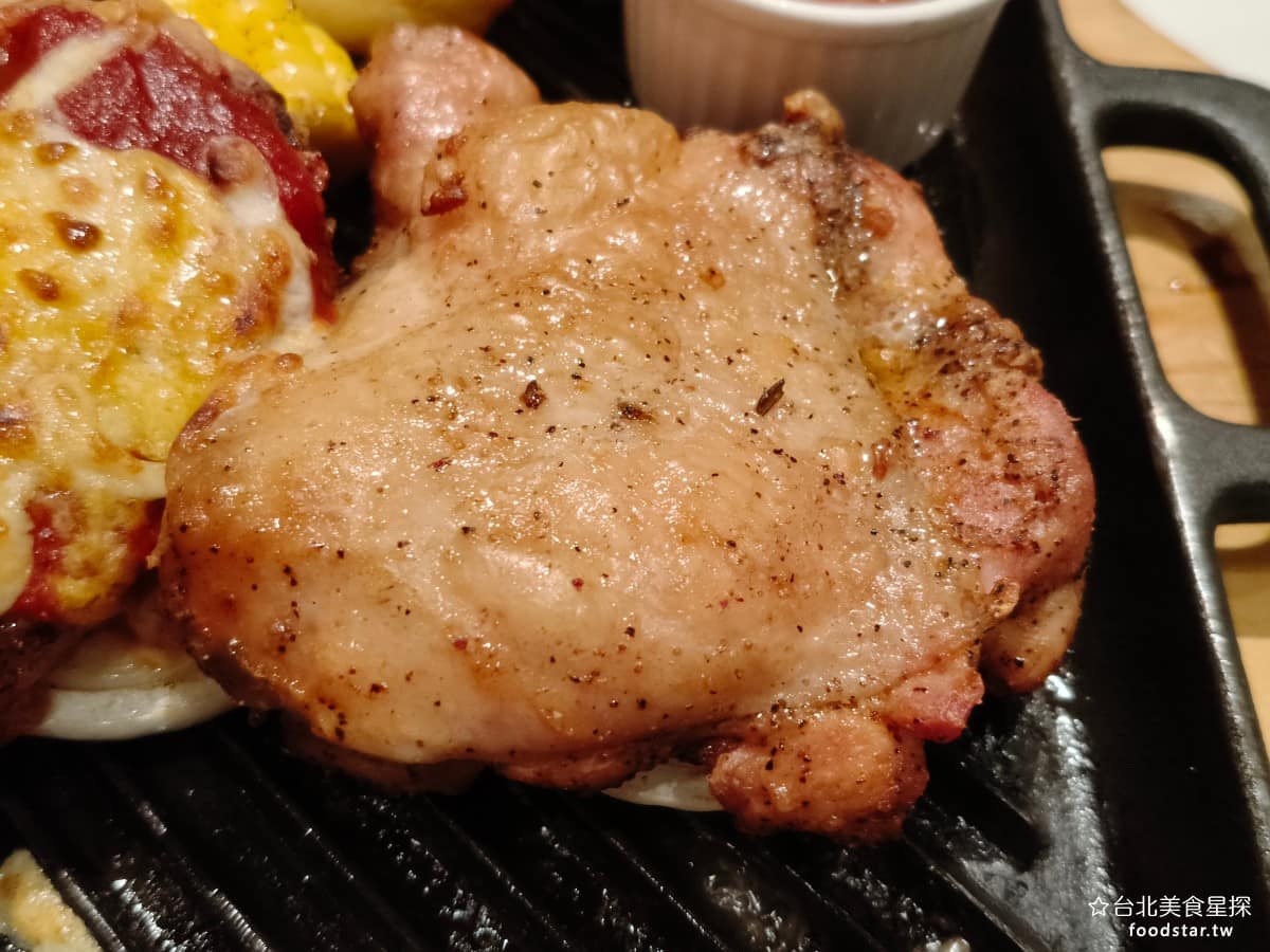 義式屋古拉爵南港中信店 義式屋古拉爵南港中信店菜單 義式屋古拉爵南港中信店推薦 南港區美食 雞腿排沒有過多的調味，是簡單灑上香料，然後去煎的做法，外皮Q彈帶點嚼勁，雞腿肉不會太硬，但吃起來感覺有一點乾。 @台北美食星探