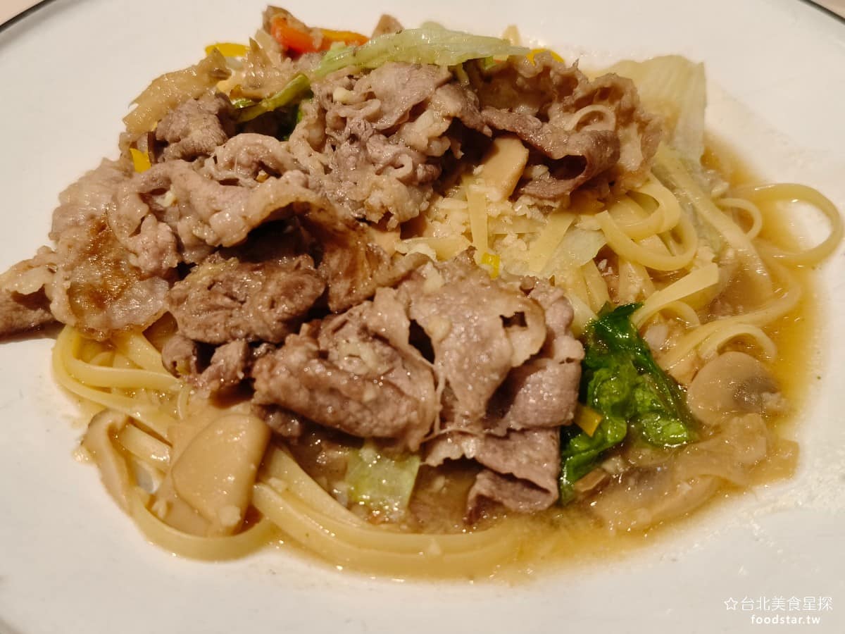 義式屋古拉爵南港中信店 義式屋古拉爵南港中信店菜單 義式屋古拉爵南港中信店推薦 南港區美食 牛肉野菇彩蔬扁麵 這份餐點是我們覺得裡面味道最棒的麵條，是扁麵口感煮的非常軟，上面加了滿滿的牛肉片，牛肉口感也蠻軟的，麵條有濃郁的大蒜香氣，吃起來非常入味。 @台北美食星探