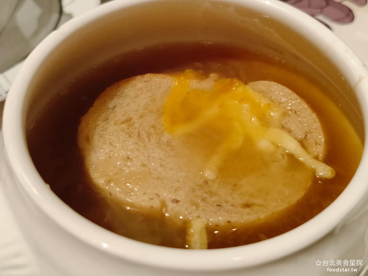 義式屋古拉爵南港中信店 義式屋古拉爵南港中信店菜單 義式屋古拉爵南港中信店推薦 南港區美食 起司洋蔥湯 洋蔥煮到軟爛，香氣融進湯裡，上面搭配焗烤麵包，口感不錯，但洋蔥味淡了一點。 @台北美食星探