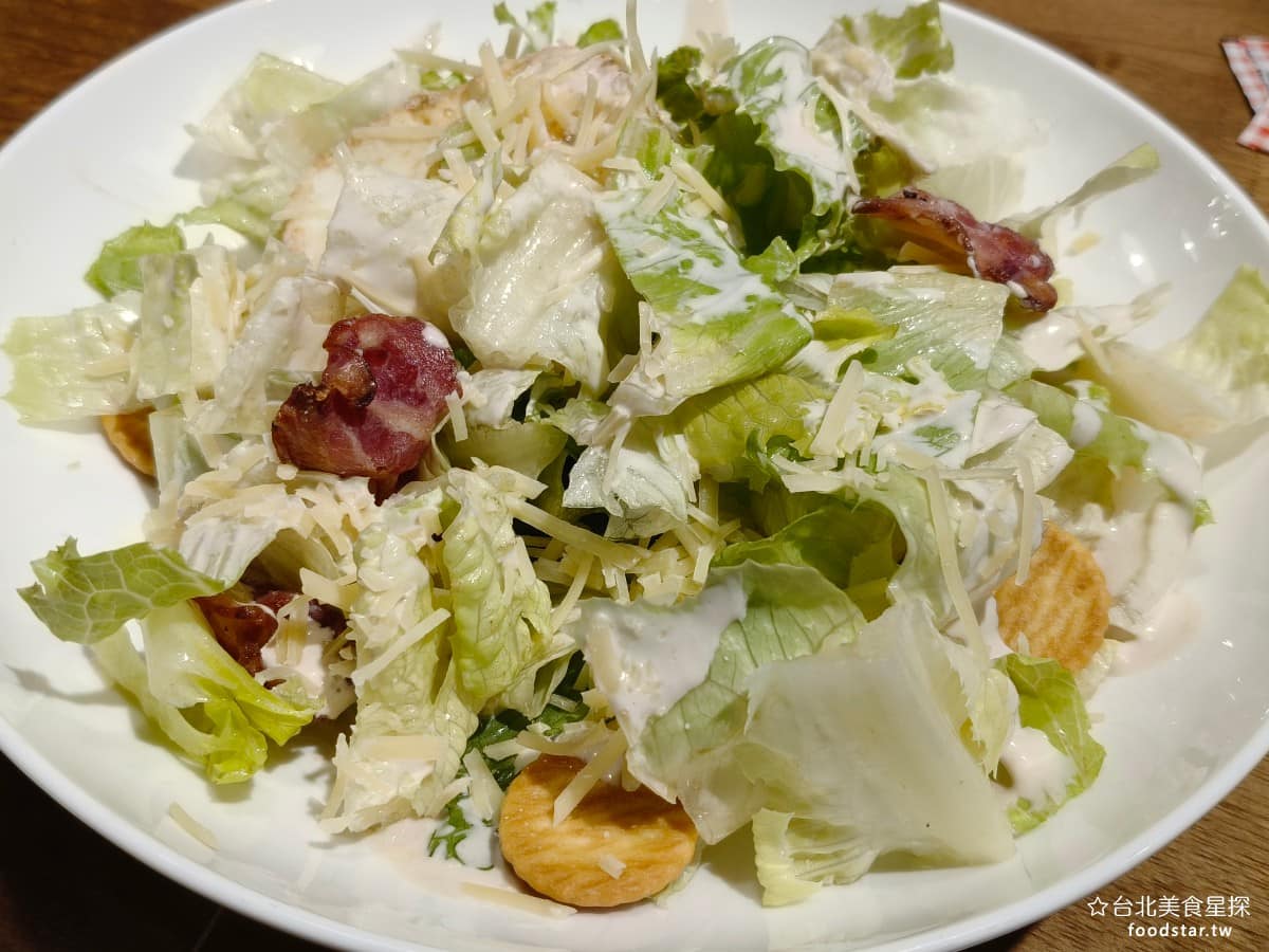Pino Pizza Pizza菜單 Pizza推薦 士林區美食 士林美食 芝山站美食 美式料理 炸雞 凱撒沙拉 份量大，凱薩醬加的多，吃起來夠味，搭配炸得吃，很適合解膩。 @台北美食星探