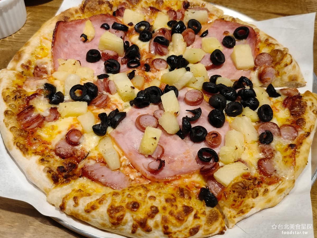 Pino Pizza Pizza菜單 Pizza推薦 士林區美食 士林美食 芝山站美食 美式料理 炸雞 美式經典香腸 上面放了滿滿的黑橄欖跟臘腸，醃製的鹹香味很夠，但調味不會過鹹，搭配鳳梨吃起來，意外清爽，鹹甜之間平衡得不錯。 @台北美食星探