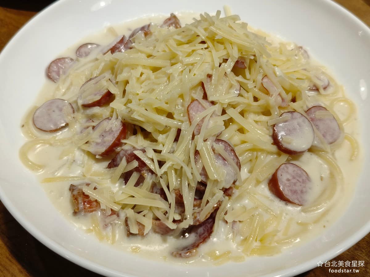 Pino Pizza Pizza菜單 Pizza推薦 士林區美食 士林美食 芝山站美食 美式料理 炸雞 奶油培根香腸義大利麵 奶油香氣很濃，這點沒話說。但麵條口感偏硬，醬汁水分偏少，硬麵條配上不夠濕潤的醬汁，吃起來有點乾、有點油膩 @台北美食星探