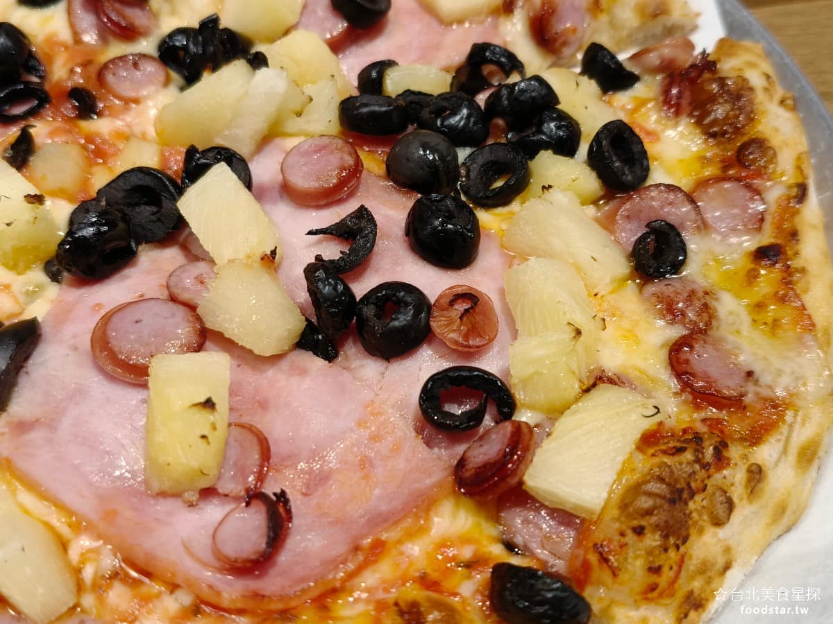 Pino Pizza Pizza菜單 Pizza推薦 士林區美食 士林美食 芝山站美食 美式料理 炸雞 口感偏硬一些，這是拿坡里披薩的正常表現，但要留意一定要趁熱吃，冷掉之後，餅皮會變得更硬，口感就差很多了。餅皮走的是道地拿坡里風格，吃得到麵團本身的香氣，麵粉用料明顯不差，不是那種廉價的餅皮。 @台北美食星探