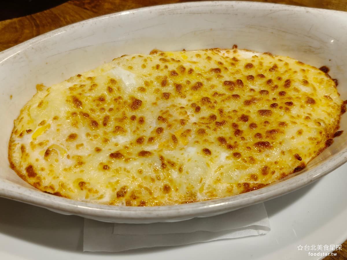 Pino Pizza Pizza菜單 Pizza推薦 士林區美食 士林美食 芝山站美食 美式料理 炸雞 起司烘蛋 這道是讓我意外的餐點，上面鋪了滿滿的起司，搭配勾芡醬汁，吃起來非常滑順，經過焗烤之後，起司香氣又多了一層，調味不過鹹，整體很順口，比想像中好吃，推薦加點。 @台北美食星探