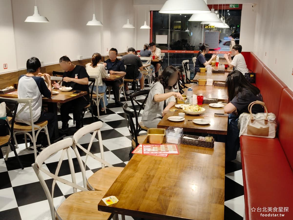 Pino Pizza Pizza菜單 Pizza推薦 士林區美食 士林美食 芝山站美食 美式料理 炸雞 裝潢帶有義大利餐廳的氛圍感，主要以四人桌為主，有需要也可以併桌，適合小型聚餐，或公司同事來用餐。一樓空間是細長型格局，但動線規劃得宜，桌與桌之間不會感到過於擁擠。整體環境乾淨明亮，冷氣夠強，夏天吃熱披薩也不怕悶熱。 @台北美食星探
