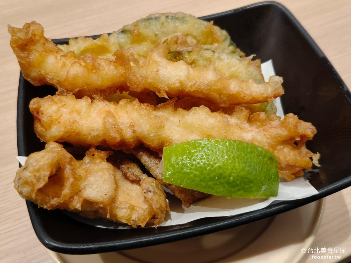 スシロー壽司郎台北內湖美麗華店 スシロー壽司郎台北內湖美麗華店菜單 スシロー壽司郎台北內湖美麗華店推薦 天婦羅綜合拼盤 同時有炸蝦、雜菇、香菇和雜青椒煮,只不過今天炸的比較焦了一點。 @台北美食星探
