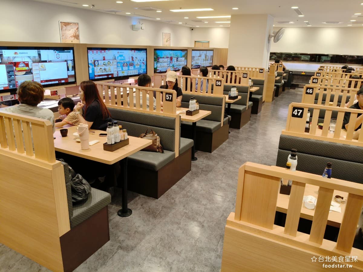 スシロー壽司郎台北內湖美麗華店 スシロー壽司郎台北內湖美麗華店菜單 スシロー壽司郎台北內湖美麗華店推薦 整間店空間有 135.5 坪,218 席,全面採用巨型螢幕點餐、數位壽司迴轉鏈,還加入互動遊戲元素,讓單人、雙人或親子家庭用餐,都能多一点樂趣。 @台北美食星探