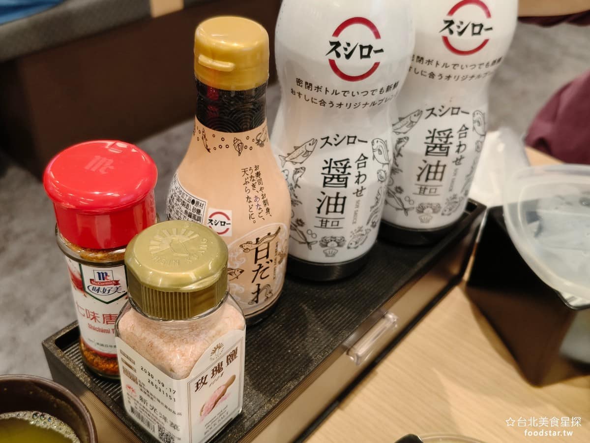 スシロー壽司郎台北內湖美麗華店 スシロー壽司郎台北內湖美麗華店菜單 スシロー壽司郎台北內湖美麗華店推薦 醬料提供的種類,該以比以前更多,有兩款醬油,一個比較鹹,一個比較甜,還有玫瑰鹽和辣椒粉。 @台北美食星探