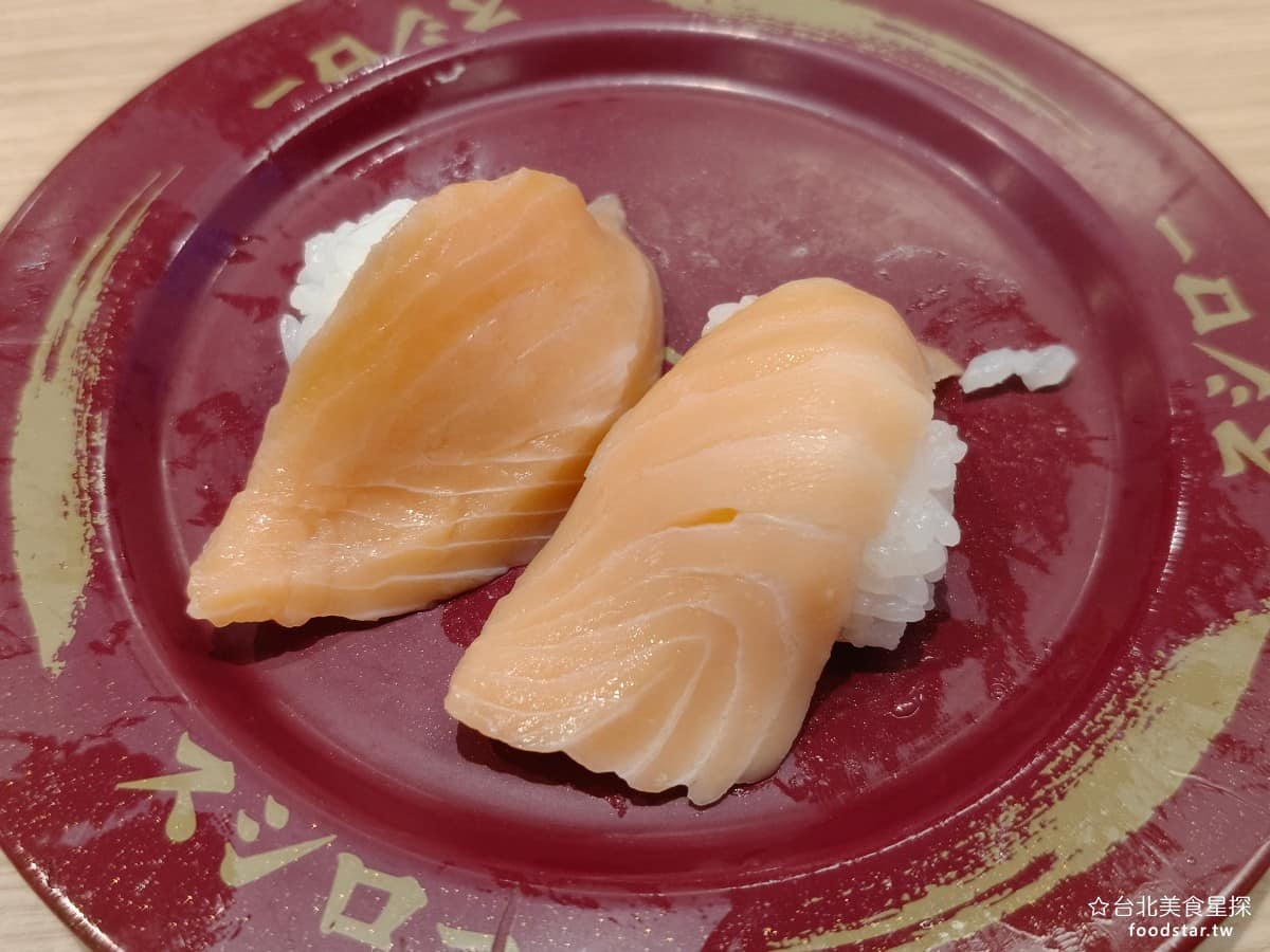 スシロー壽司郎台北內湖美麗華店 スシロー壽司郎台北內湖美麗華店菜單 スシロー壽司郎台北內湖美麗華店推薦 鮭魚迷你版 現在每一個壽司都有迷你版飯量,飯比較少,適合想要大口吃魚的人。 @台北美食星探