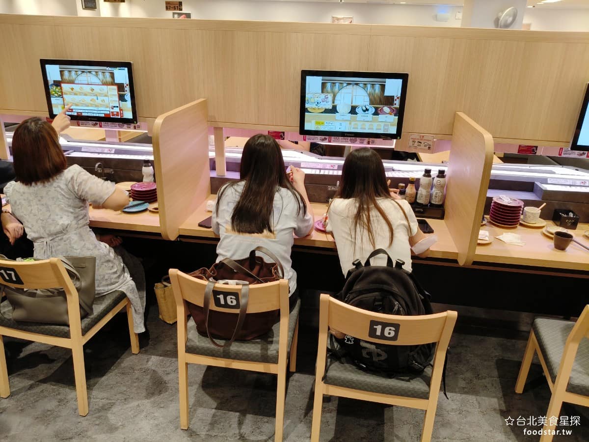 スシロー壽司郎台北內湖美麗華店 スシロー壽司郎台北內湖美麗華店菜單 スシロー壽司郎台北內湖美麗華店推薦 這次美麗華店大改裝,最大亮點是導入「DIGIRO 數位迴轉壽司」系統,用巨型螢幕取代傳統轉盤瀏覽,結合數位壽司迴轉鏈與互動遊戲。 @台北美食星探