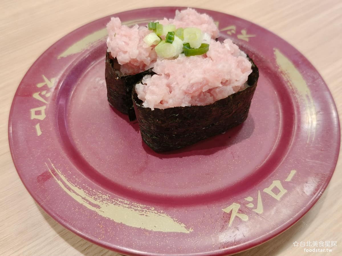 スシロー壽司郎台北內湖美麗華店 スシロー壽司郎台北內湖美麗華店菜單 スシロー壽司郎台北內湖美麗華店推薦 蔥花鮪魚軍艦 鮪魚泥剁得細緻,又帶點嚼感,濕潤不黏膩,搭配酸甜醋飯,清爽好入口,是穩定的人氣款。 @台北美食星探