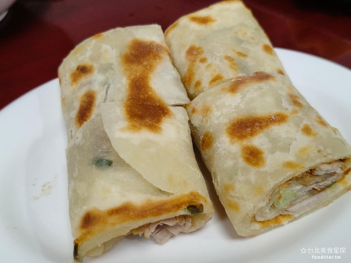 頂好紫琳蒸餃館 頂好紫琳蒸餃館菜單 頂好紫琳蒸餃館推薦 大安區美食 大安美食 忠孝敦化美食 中式料理 豬肉捲餅 外皮裡面夾豬肉片,刷上豆瓣醬,因為餅本身偏硬,疊起來一起吃,會覺得口感偏硬,加上醬料刷得不多、豬肉片本身也偏乾,整體吃起來比較澀口。 @台北美食星探