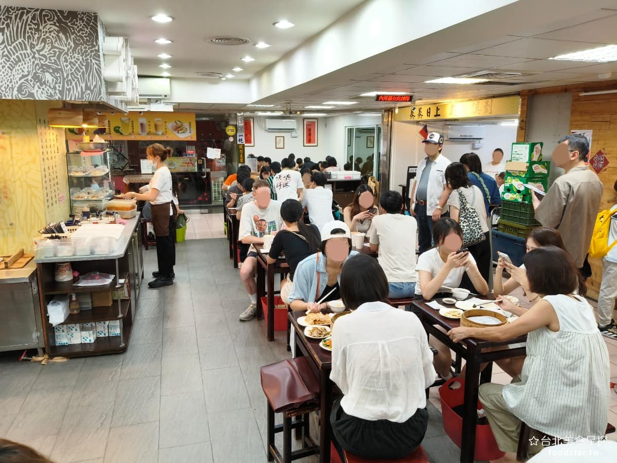 頂好紫琳蒸餃館 頂好紫琳蒸餃館菜單 頂好紫琳蒸餃館推薦 大安區美食 大安美食 忠孝敦化美食 中式料理 店內是開放式座位,加開放式廚房,一下樓就能看到滿滿的用餐區,跟忙碌的包餃子畫面。 @台北美食星探