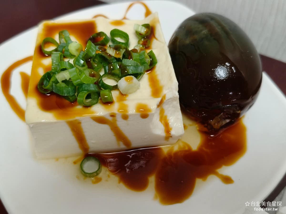 頂好紫琳蒸餃館 頂好紫琳蒸餃館菜單 頂好紫琳蒸餃館推薦 大安區美食 大安美食 忠孝敦化美食 中式料理 皮蛋豆腐 豆腐吃起來是口感偏硬,屬於板豆腐,皮蛋有點太軟,筷子一夾就碎了。 @台北美食星探