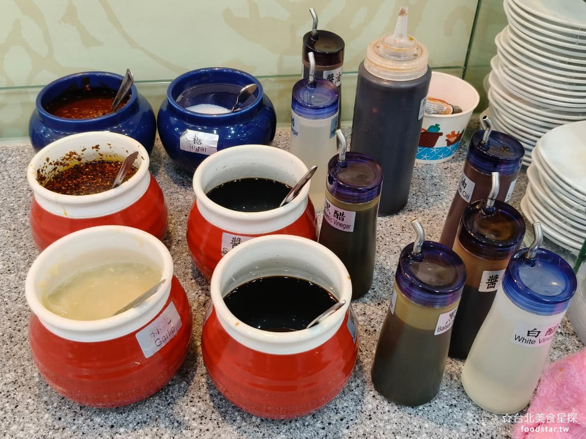 頂好紫琳蒸餃館 頂好紫琳蒸餃館菜單 頂好紫琳蒸餃館推薦 大安區美食 大安美食 忠孝敦化美食 中式料理 醬料提供的種類非常多,有醬油膏、鍋貼醬、醬油、蒜泥、辣椒醬,還有黑醋、白醋,以及香油。 @台北美食星探