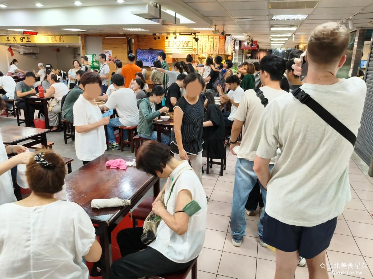 頂好紫琳蒸餃館 頂好紫琳蒸餃館菜單 頂好紫琳蒸餃館推薦 大安區美食 大安美食 忠孝敦化美食 中式料理 用餐尖峰時段人潮特別多,如果不想排太久,可以挑下午兩點、三點這種離峰時段前往,就可能只排10鐘左右。 @台北美食星探