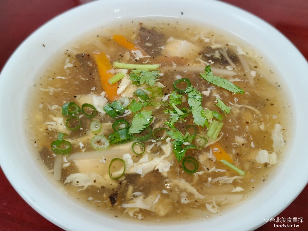 頂好紫琳蒸餃館 頂好紫琳蒸餃館菜單 頂好紫琳蒸餃館推薦 大安區美食 大安美食 忠孝敦化美食 中式料理 酸辣湯 配料豐富豆腐、蛋花、豬血都有。湯頭味道偏淡,喝起來清爽不死鹹,也不會有很衝的酸辣感。走的是比較溫和、傳統的老式路線,不是重口味那一掛。 @台北美食星探