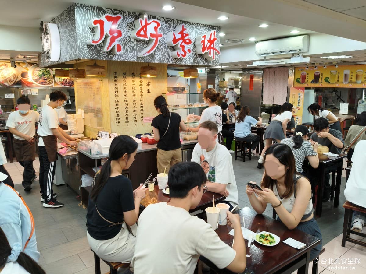 頂好紫琳蒸餃館 頂好紫琳蒸餃館菜單 頂好紫琳蒸餃館推薦 大安區美食 大安美食 忠孝敦化美食 中式料理 創始老闆娘的女兒是早年的玉女歌星紫琳,後來嫁給演員林在培,因為紫琳當年名氣響亮,店名就直接用她的名字命名。聽起來秀氣的名字,跟山東麵食的粗獷形成有趣的對比。 @台北美食星探