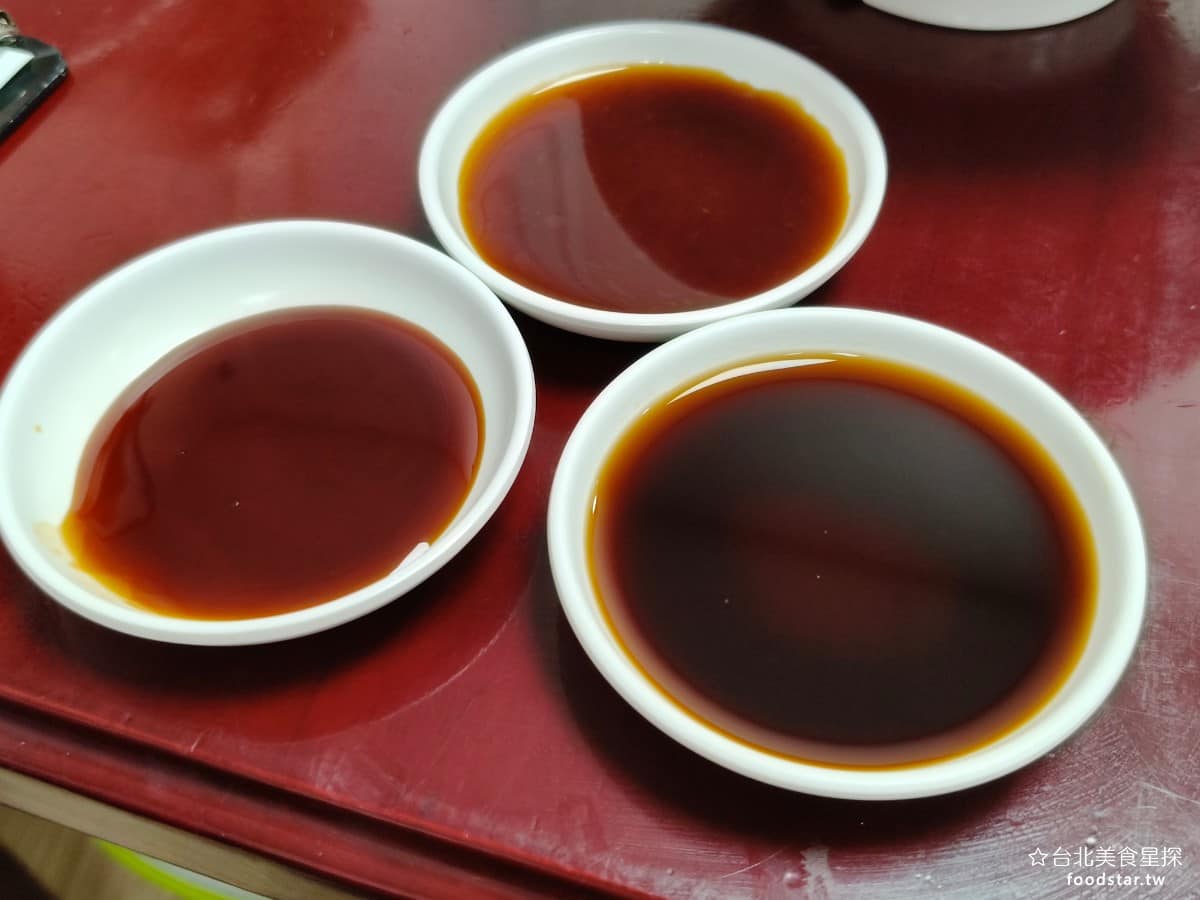 頂好紫琳蒸餃館 頂好紫琳蒸餃館菜單 頂好紫琳蒸餃館推薦 大安區美食 大安美食 忠孝敦化美食 中式料理 醬料選擇也是《頂好紫琳蒸餃館》的一個特色,除了常見的醬油、醋、辣椒之外,還有蒜泥、醬油膏、鍋貼醬等好幾種,可以自由搭配。鍋貼醬偏甜帶蒜香,是店家自製的配方。 @台北美食星探