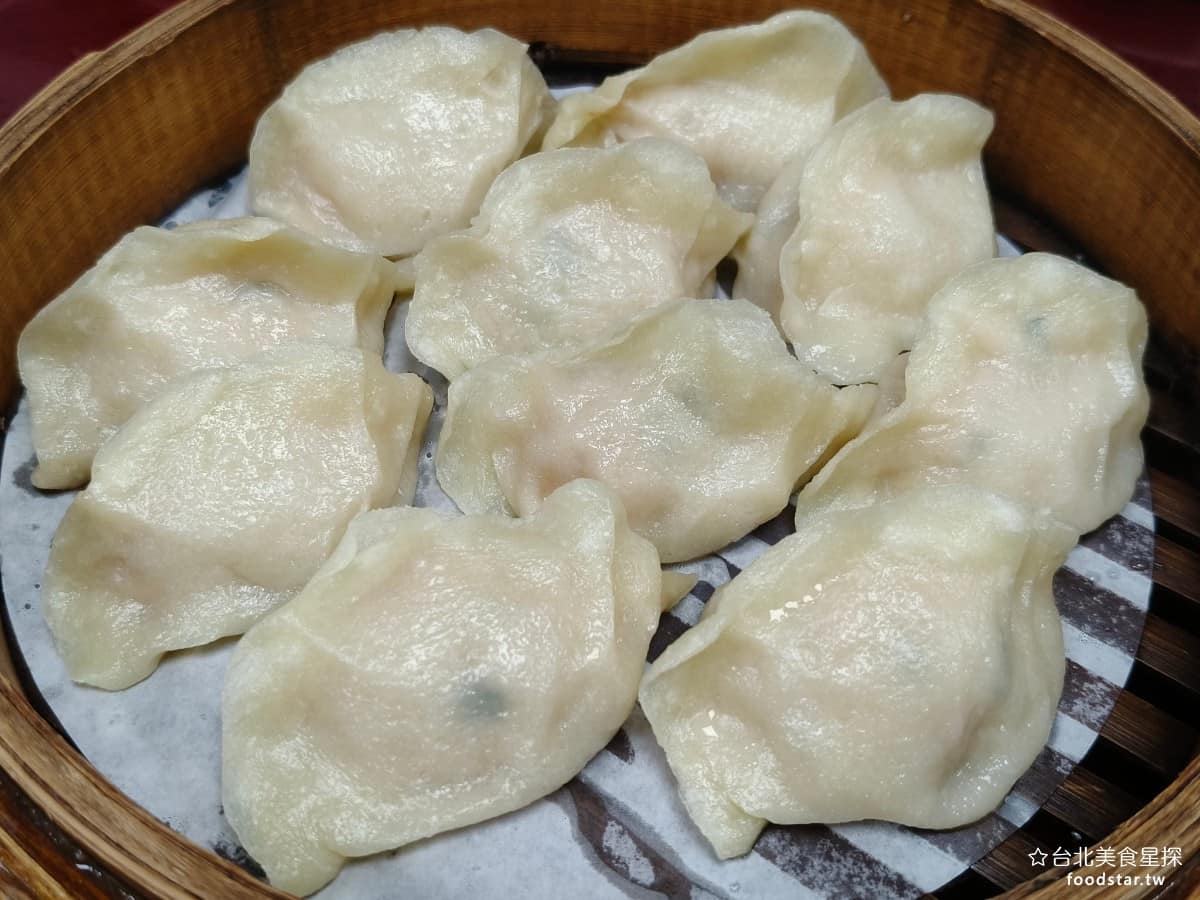 頂好紫琳蒸餃館 頂好紫琳蒸餃館菜單 頂好紫琳蒸餃館推薦 大安區美食 大安美食 忠孝敦化美食 中式料理 鮮肉蒸餃 一份十顆只要 120 元,價格算划算,每一顆體積都不小,吃完一份就很有飽足感,內餡份量給得多,豬肉香氣明顯、帶點肉汁,不沾醬直接吃就有味道。 @台北美食星探