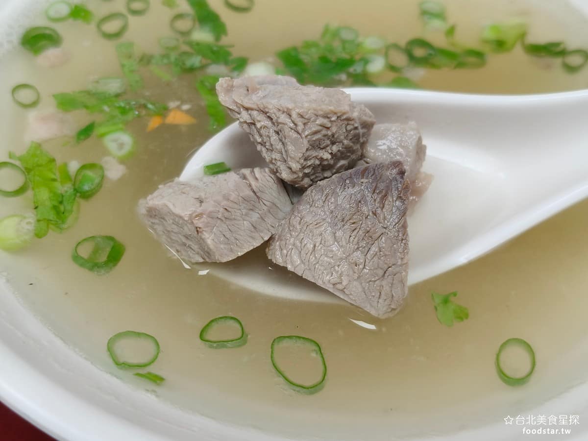 頂好紫琳蒸餃館 頂好紫琳蒸餃館菜單 頂好紫琳蒸餃館推薦 大安區美食 大安美食 忠孝敦化美食 中式料理 裡面的配料,單純只有羊肉,沒有蘿蔔,吃起來會覺得比較單調,而且羊肉的肉質,也沒有想像中那麼軟。 @台北美食星探
