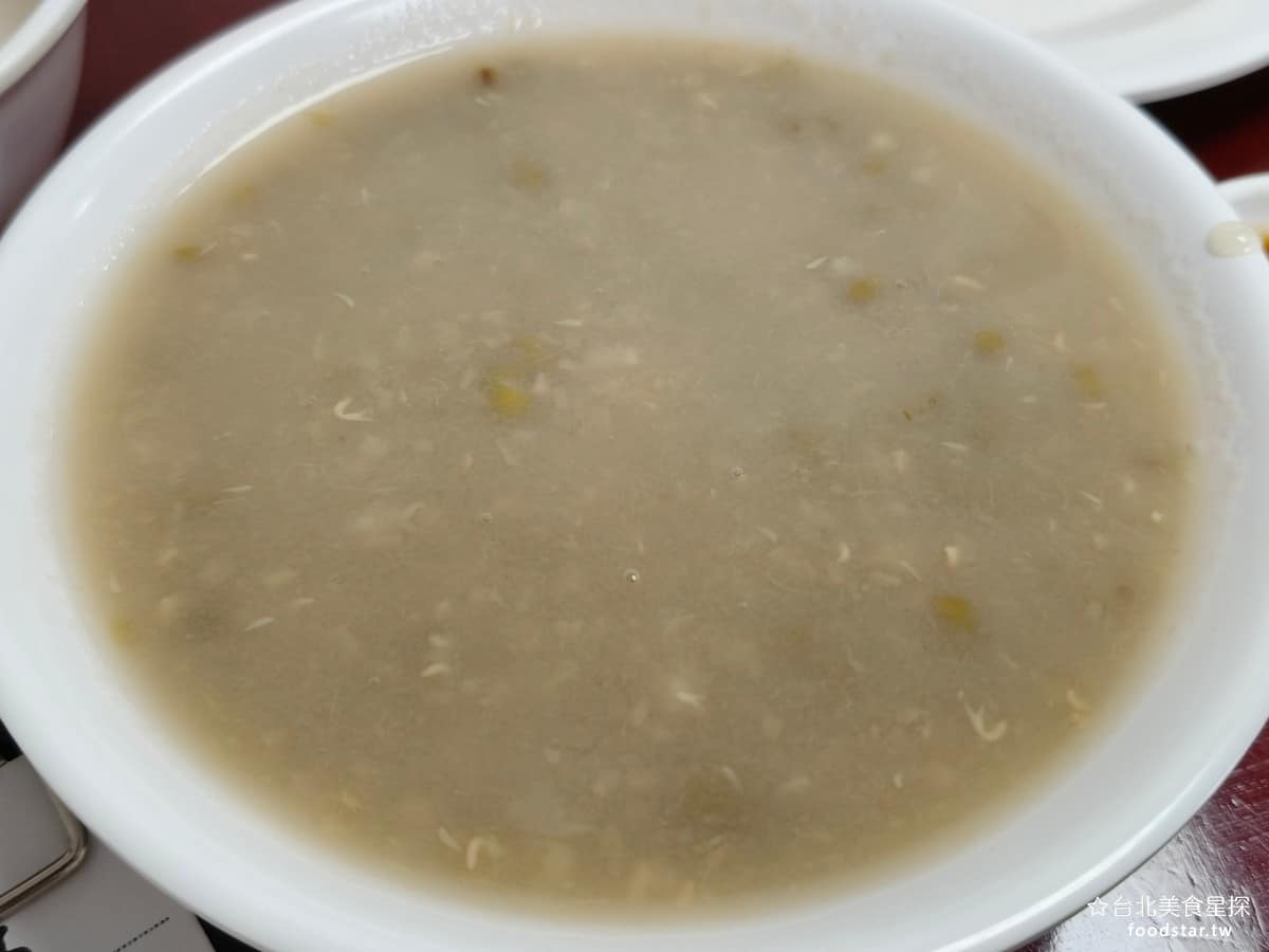 頂好紫琳蒸餃館 頂好紫琳蒸餃館菜單 頂好紫琳蒸餃館推薦 大安區美食 大安美食 忠孝敦化美食 中式料理 冰綠豆粥 夏季限定很多人專程來,就是為了這碗,裡面綠豆跟薏仁料給得多,喝起來冰涼,甜度大概是半糖左右,不會太甜膩,湯頭濃稠、滑順,又有飽足感,拿來當作整餐的收尾很清爽。 @台北美食星探