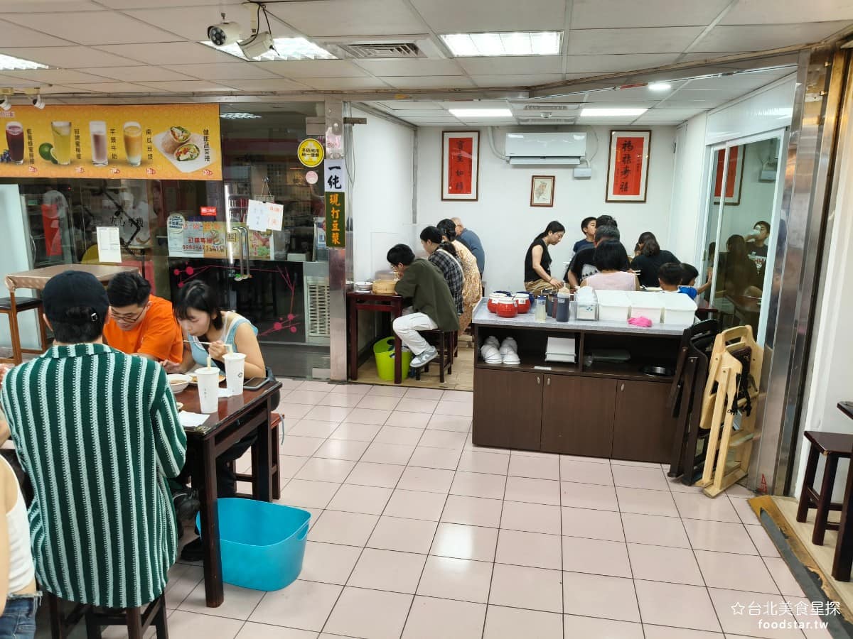 頂好紫琳蒸餃館 頂好紫琳蒸餃館菜單 頂好紫琳蒸餃館推薦 大安區美食 大安美食 忠孝敦化美食 中式料理 用餐環境整體算乾淨明亮,雖然位在老舊大樓地下室,但空氣不會很悶,也沒有太重的油煙味。餐具、醬料、小菜都是自助式,集中放在中央區域,客人自己拿取後,找位置坐下即可。 @台北美食星探