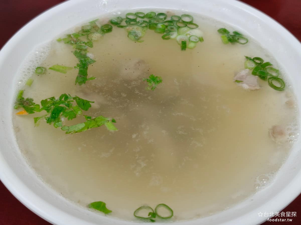 頂好紫琳蒸餃館 頂好紫琳蒸餃館菜單 頂好紫琳蒸餃館推薦 大安區美食 大安美食 忠孝敦化美食 中式料理 羊肉湯 湯頭味道濃郁,羊肉的味道整個煮進湯裡,是羊味比較重的那一種,喜歡吃羊肉的人會覺得夠味,怕羊羶味的人建議不要點。 @台北美食星探