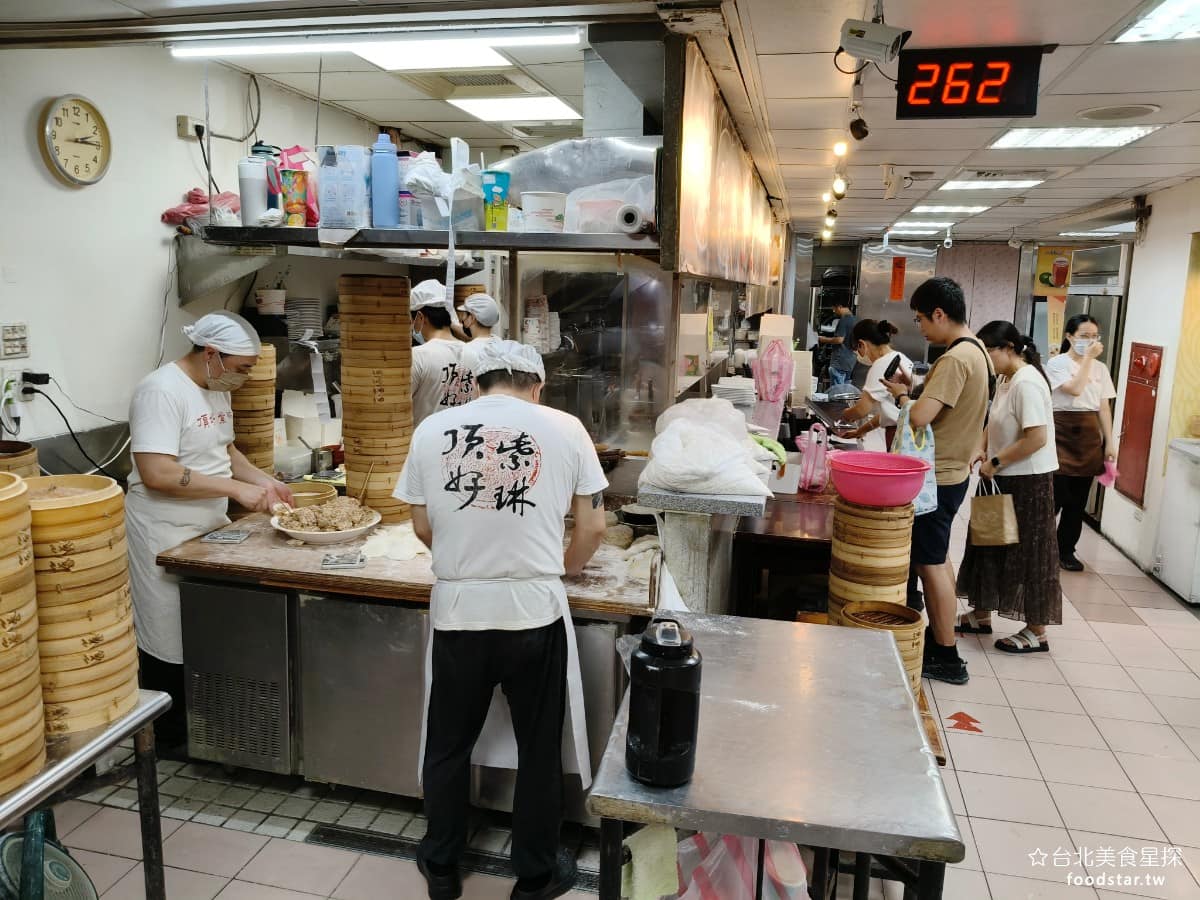 頂好紫琳蒸餃館 頂好紫琳蒸餃館菜單 頂好紫琳蒸餃館推薦 大安區美食 大安美食 忠孝敦化美食 中式料理 現點現做是《頂好紫琳蒸餃館》的核心賣點。廚房採用開放式設計,可以直接看到十幾、二十位員工分工包蒸餃、煎鍋貼,手速相當快。 @台北美食星探