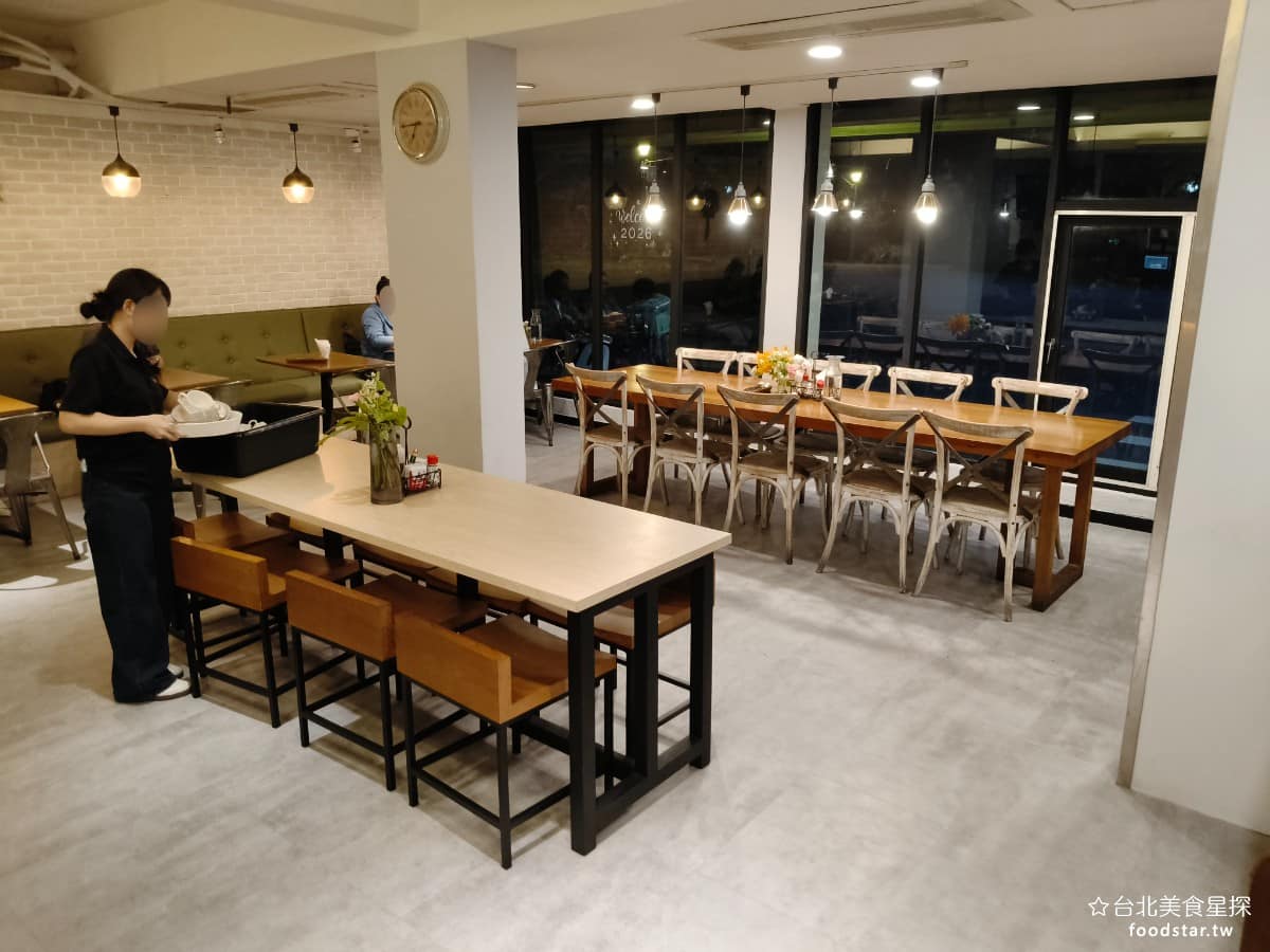 Timama kitchen kitchen菜單 kitchen推薦 內湖區美食 內湖美食 義式料理 餐廳內部走歐風木質裝潢，簡單、乾淨、冷氣舒適。最吸引人的是那大片落地窗，自然光線直接打進來，整個空間明亮又帶點溫暖的感覺。靠窗的位子，對著公園綠樹。 @台北美食星探