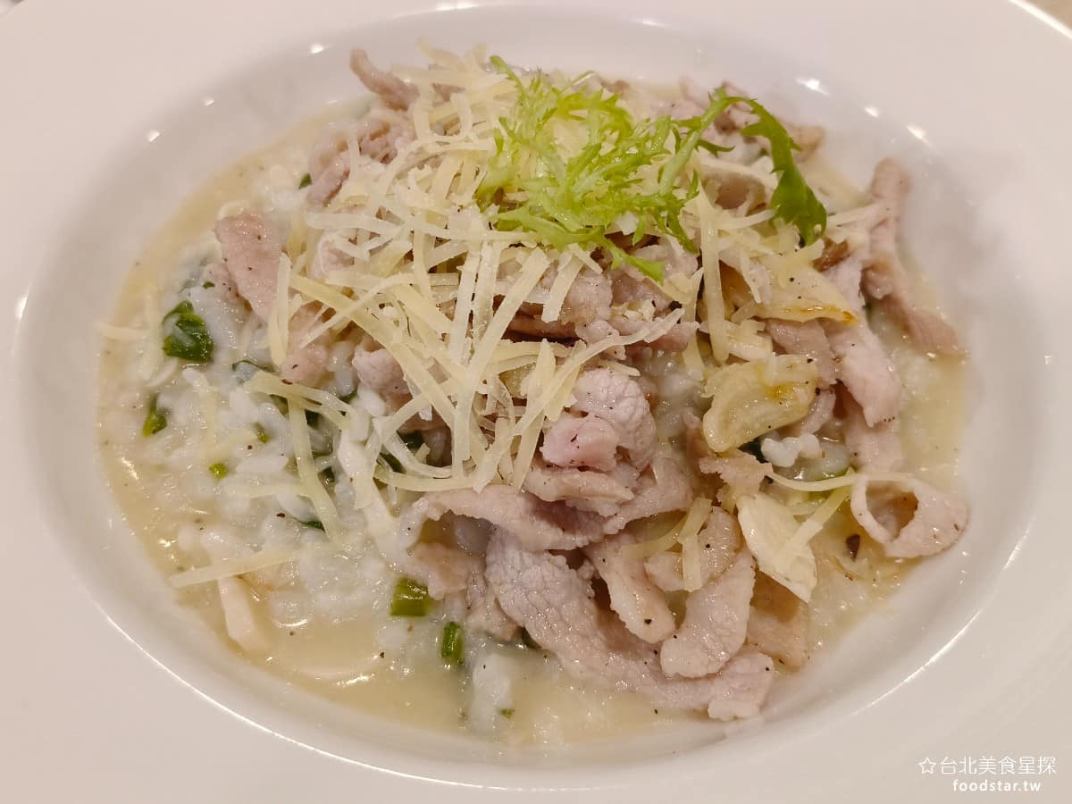 Timama kitchen kitchen菜單 kitchen推薦 內湖區美食 內湖美食 義式料理 香煎松阪豬燉飯 店裡的招牌之一，燉飯裡有蔥花、蒜片、菌菇，撒了起司粉，整體蔥香和蒜香都很明顯，松阪豬份量給得多有嚼勁，整體調味不重。 @台北美食星探