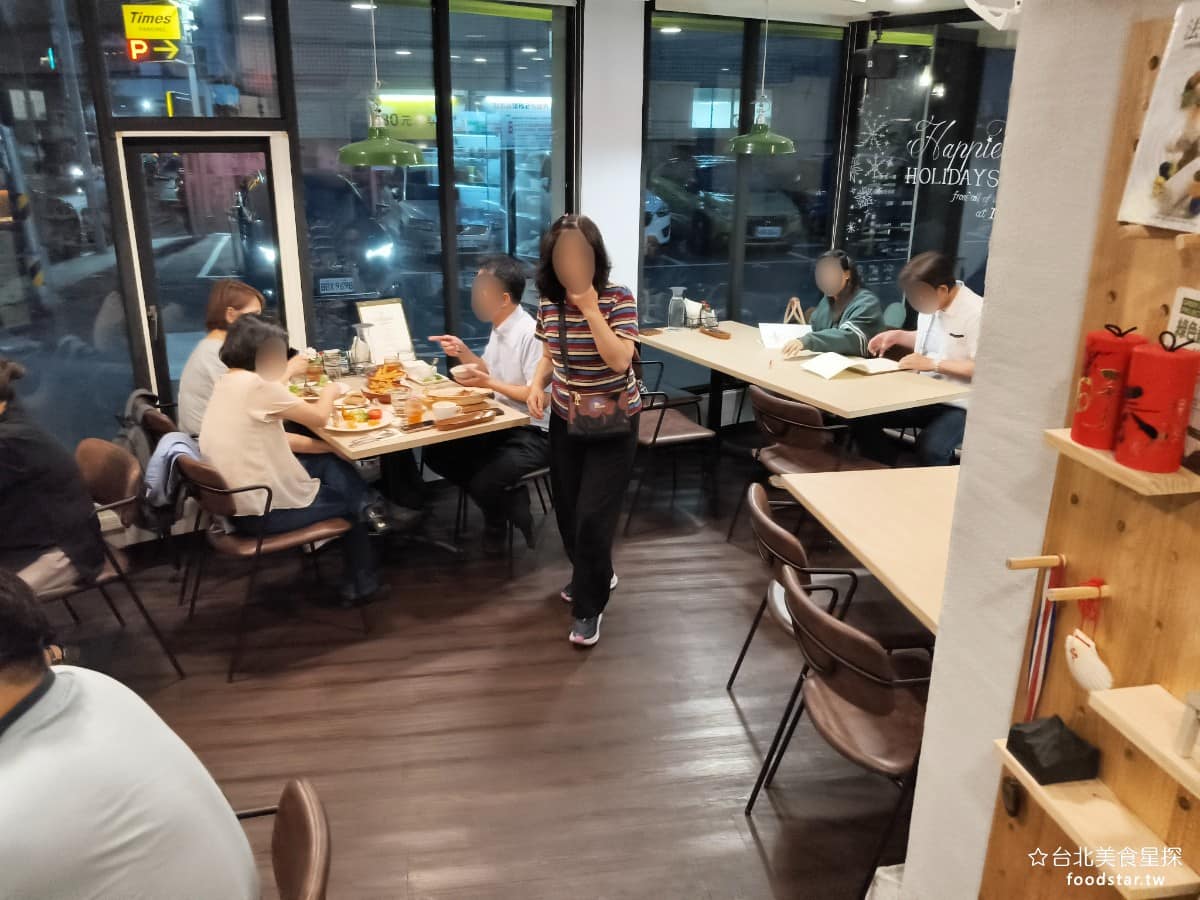 Timama kitchen kitchen菜單 kitchen推薦 內湖區美食 內湖美食 義式料理 角落有沙發區，也有人多聚餐的大桌，整體空間很大，完全不會有侷促感。 @台北美食星探
