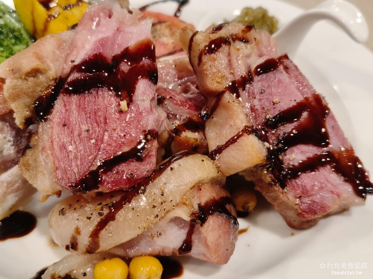 Timama kitchen kitchen菜單 kitchen推薦 內湖區美食 內湖美食 義式料理 豬腳應該是單純燉煮的，沒有經過烤過，所以沒有烤過的香氣，直接煮也有個好處，就是整體口感都好，不用擔心外皮會烤得太硬的狀況。 @台北美食星探