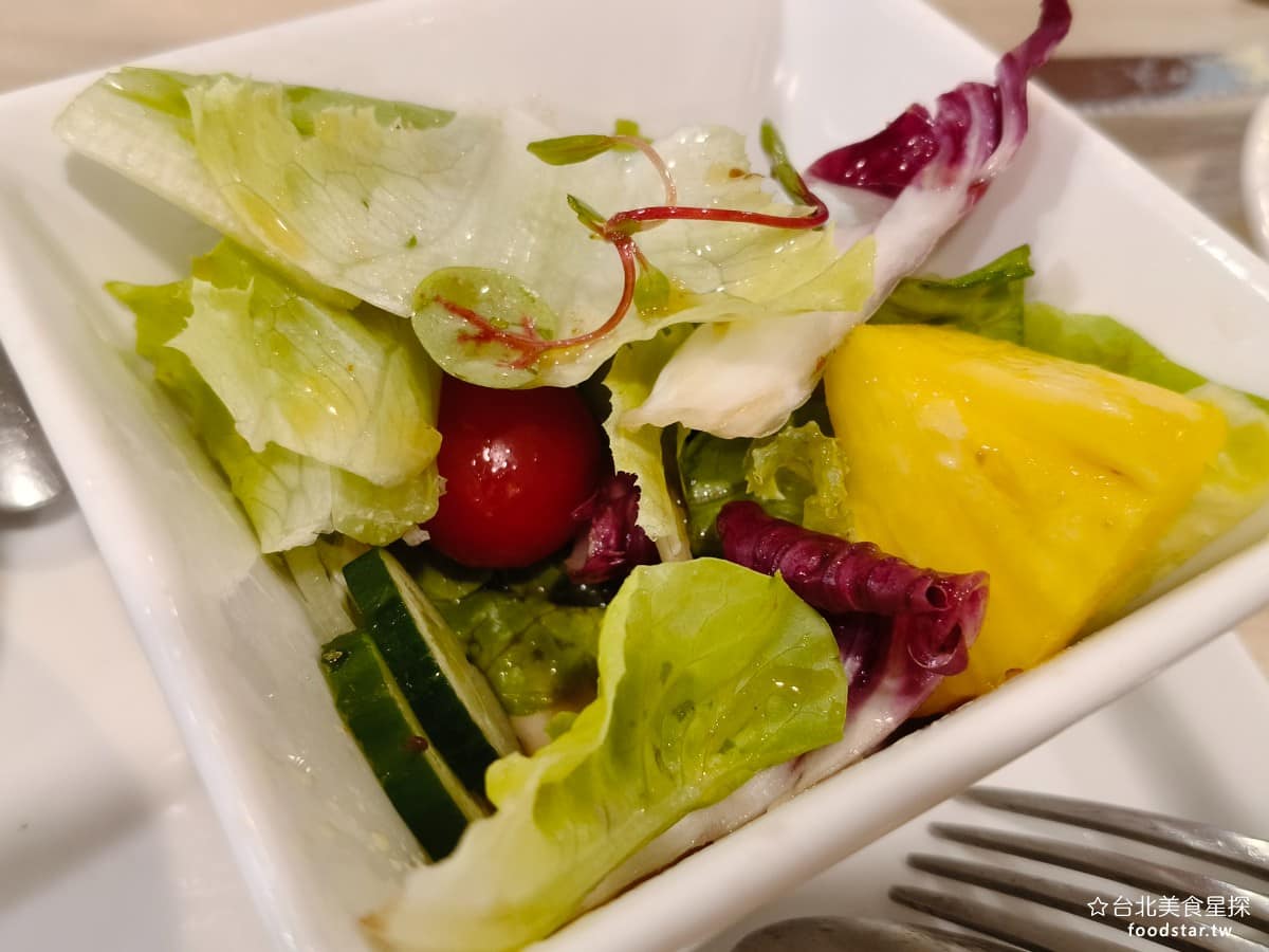 Timama kitchen kitchen菜單 kitchen推薦 內湖區美食 內湖美食 義式料理 生菜沙拉 裡面有水果，有鳳梨、番茄、小黃瓜和生菜，加的醬是柚子和風醬。 @台北美食星探